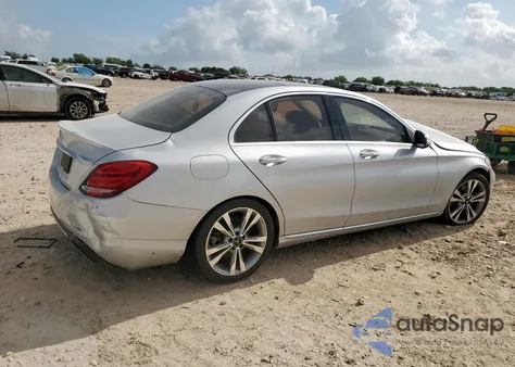 2015 Mercedes-Benz C 300 из США, поврежденный, VIN 55SWF4JB1FU074097